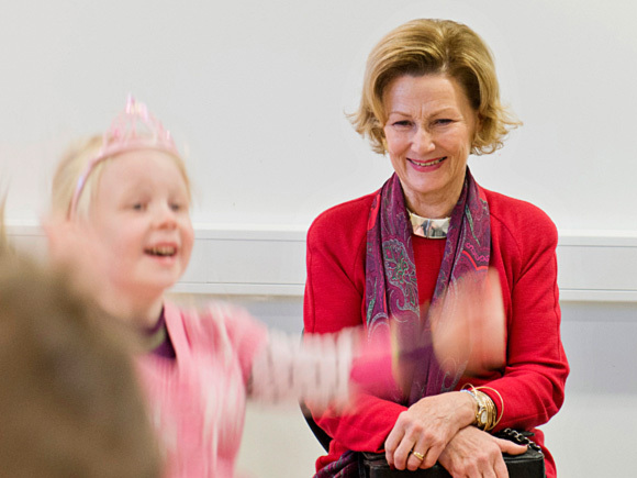Dronning Sonja besøker elever og lærere på Fagerlund skole. Foto: Fredrik Varfjell / NTB scanpix 